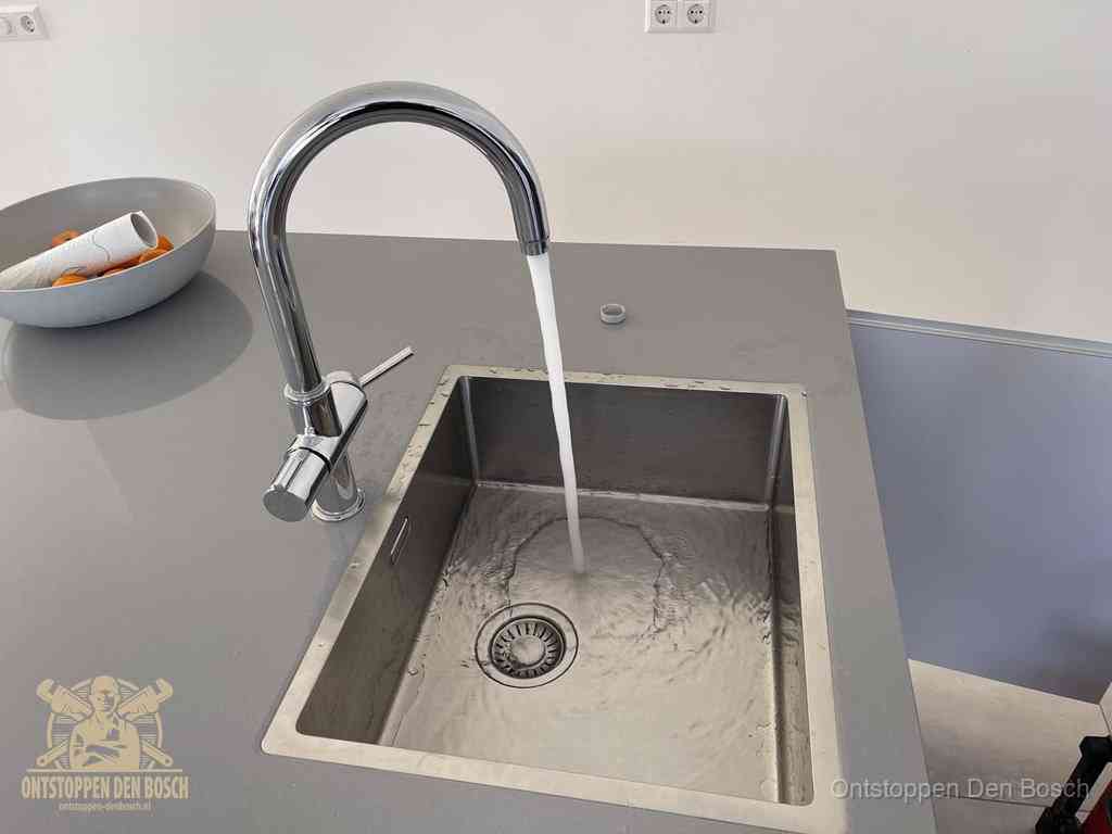 Een vrij doorstromende rvs spoelbak waar het water moeiteloos wegloopt, het resultaat van slim onderhoud dat geld bespaart in Den Bosch