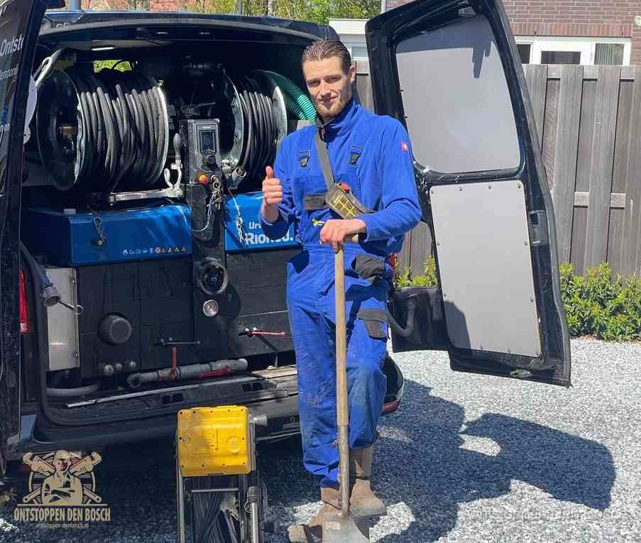 Een tevreden monteur met opgestoken duim na een geslaagde klus, slim ingrijpen bespaart kosten bij een verstopte wc in Den Bosch