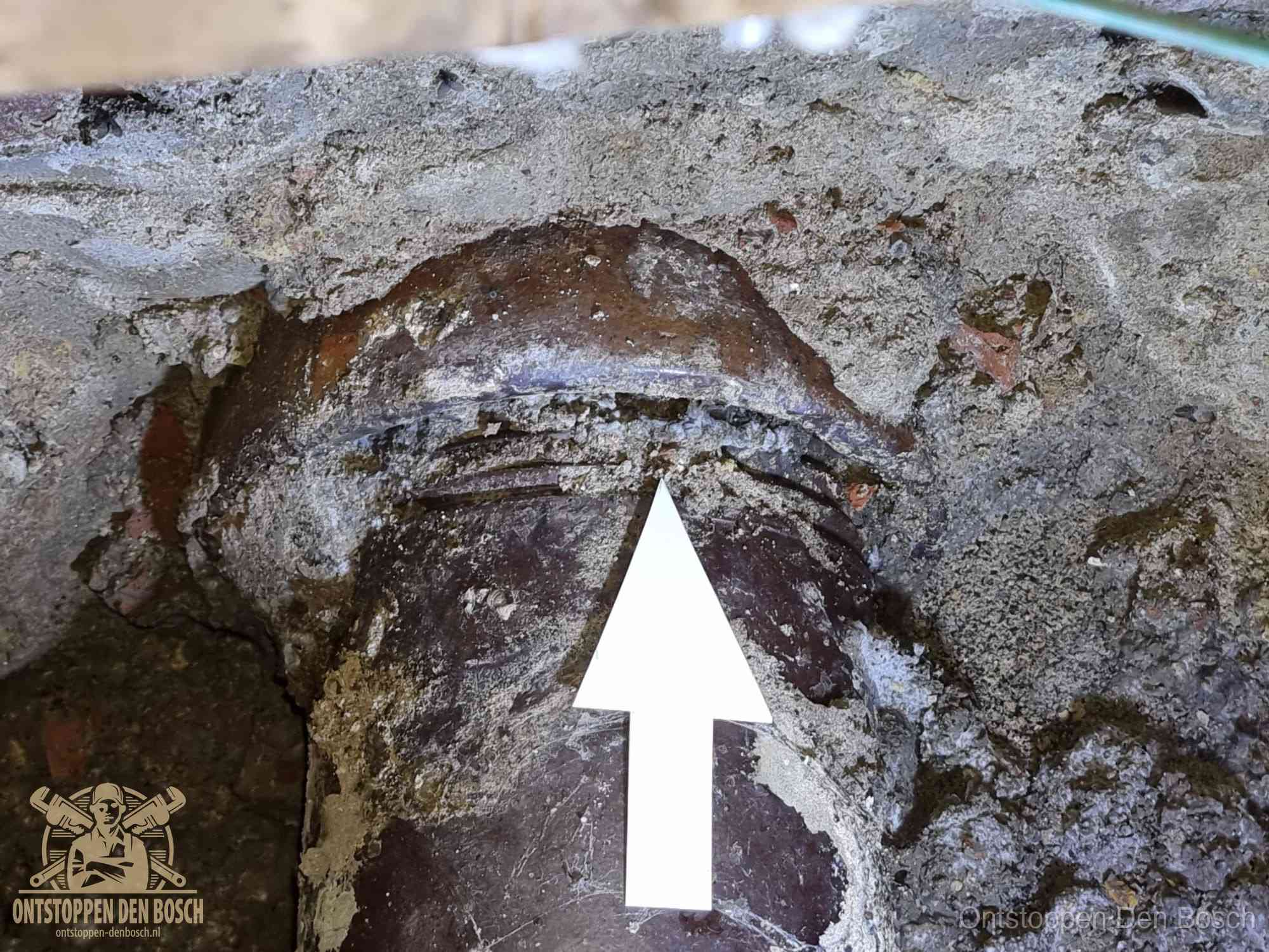 Een beschadigd, aangetast verbindingspunt van een oude afvoerbuis, het soort schade dat agressieve chemische ontstoppers veroorzaken in Den Bosch