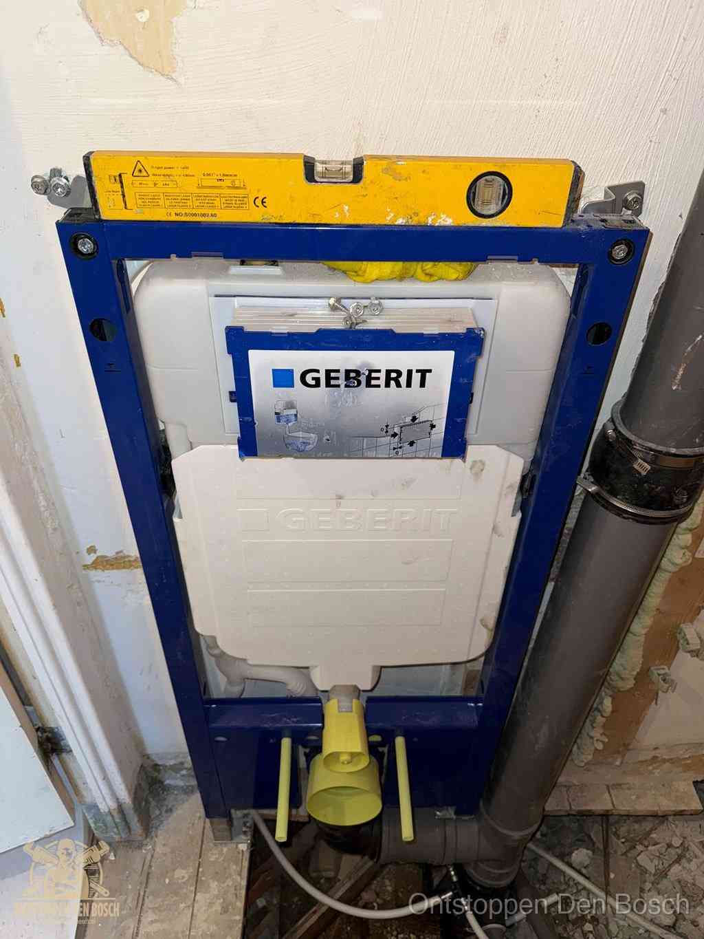 Een Geberit inbouwreservoir met frame voor een hangtoilet tegen de wand, met de afvoerbocht naar de vloer, kenmerkend voor een verstopt hangtoilet in Den Bosch