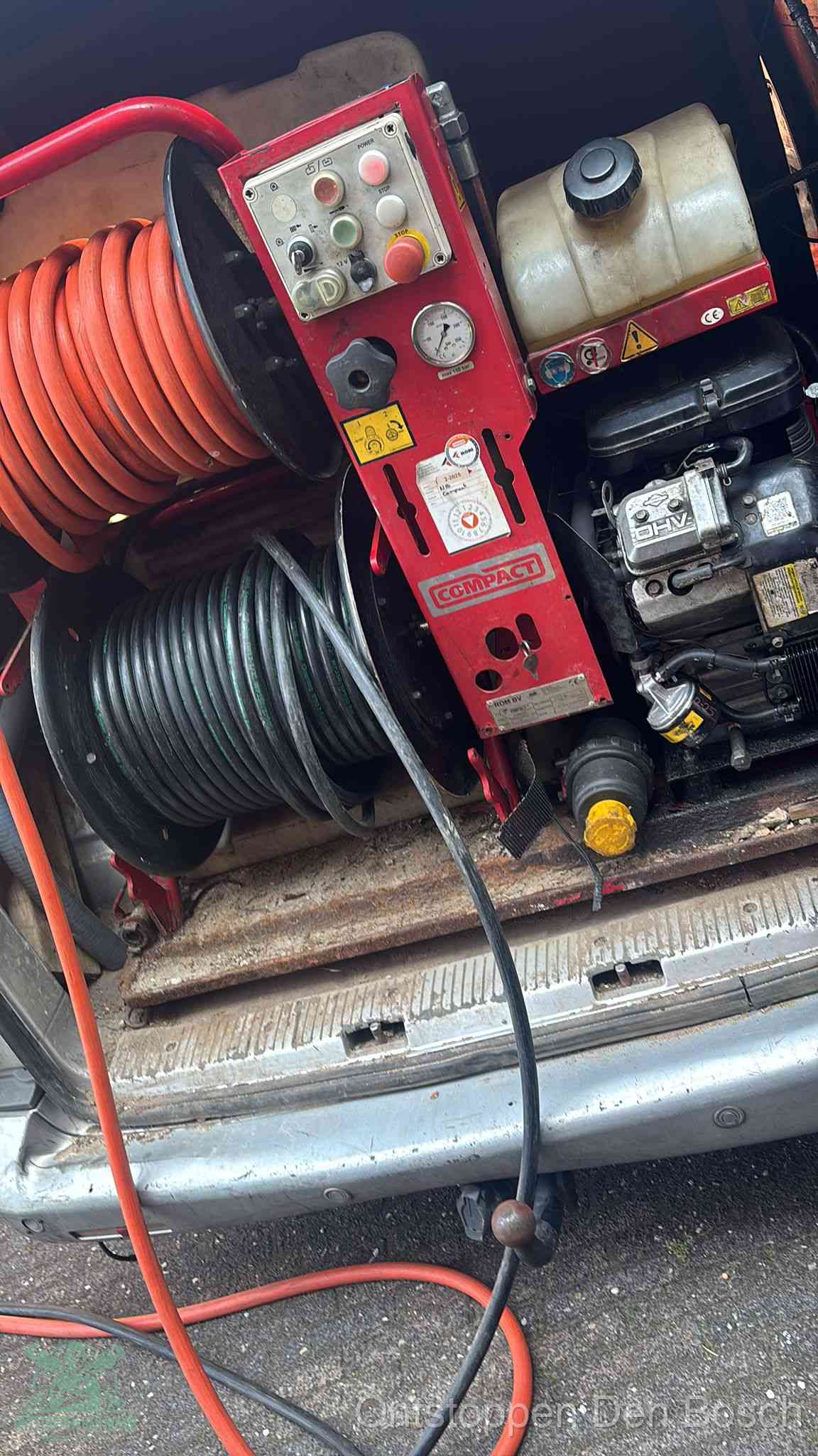 Een rood hogedruk-rioolreinigingstoestel in de laadbak van de bedrijfsbus, apparatuur voor een hardnekkige afvoerverstopping in Den Bosch