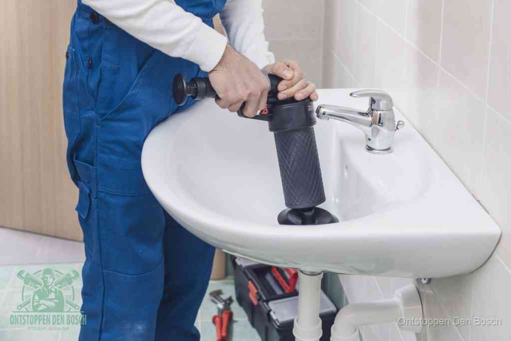 Een te ruwe doe-het-zelf poging met een hand-pomp op de afvoer van een badkamer-wastafel, een van de veelgemaakte fouten bij afvoer ontstoppen in Den Bosch