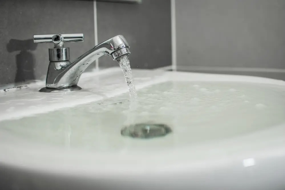 verstopte wasbak ontstoppen