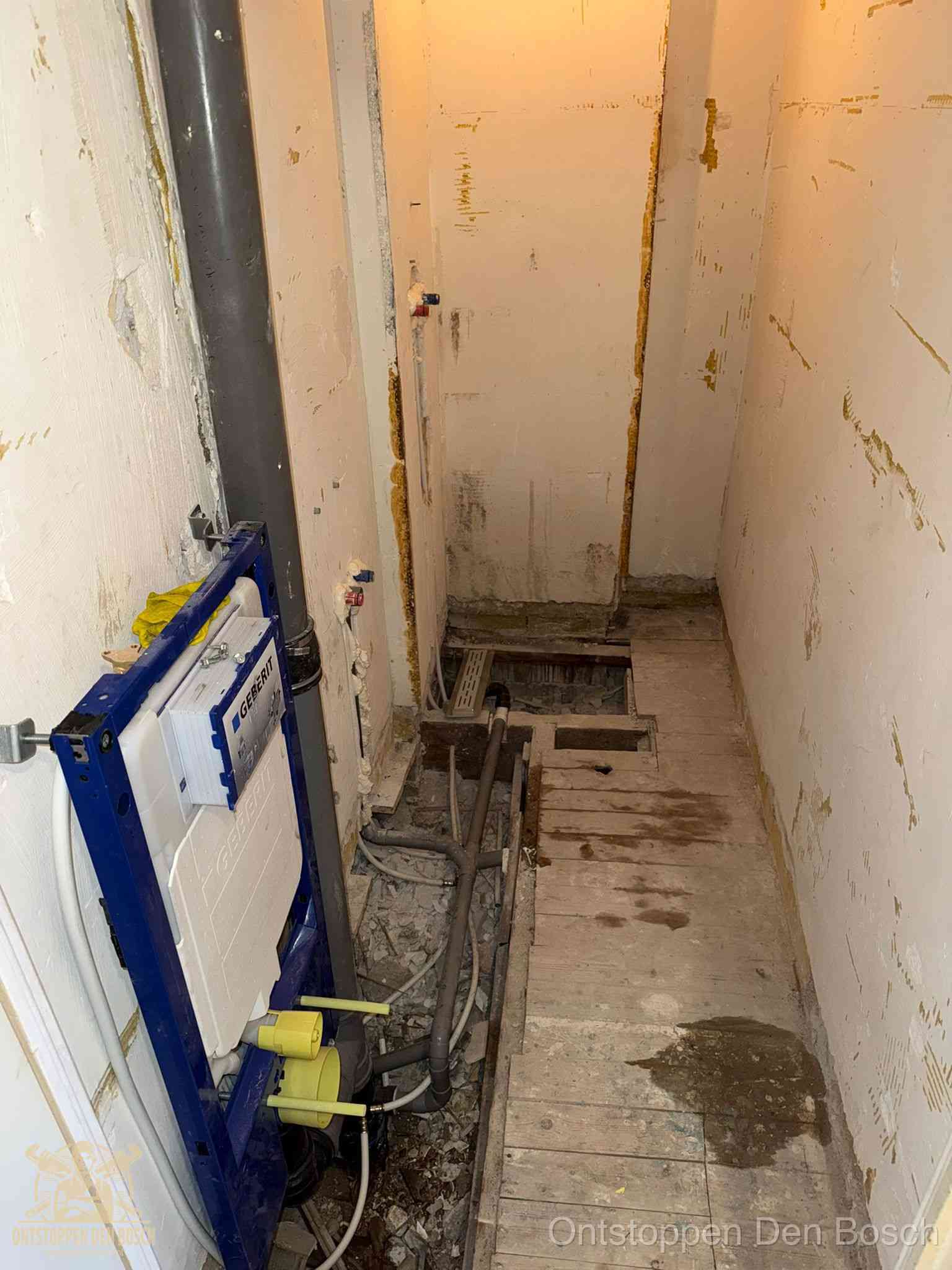Een opgebroken toiletruimte tijdens renovatie met een Geberit inbouwreservoir en blootliggende oude afvoerleidingen, typisch voor oudere woningen in Den Bosch